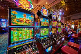 Tampilan antarmuka SA Gaming di super togel menampilkan meja baccarat dengan dealer langsung, statistik permainan, dan chat interaktif